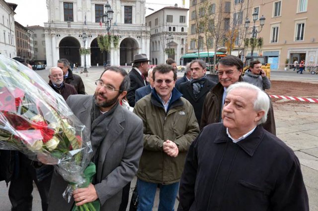 Omaggio in piazza Loggia dell'avv. Ambrosoli, candidato per la Lombardia. 23.11.12
