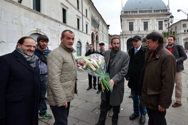 Omaggio in piazza Loggia dell'avv. Ambrosoli, candidato per la Lombardia. 23.11.12