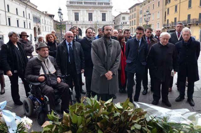 Omaggio in piazza Loggia dell'avv. Ambrosoli, candidato per la Lombardia. 23.11.12